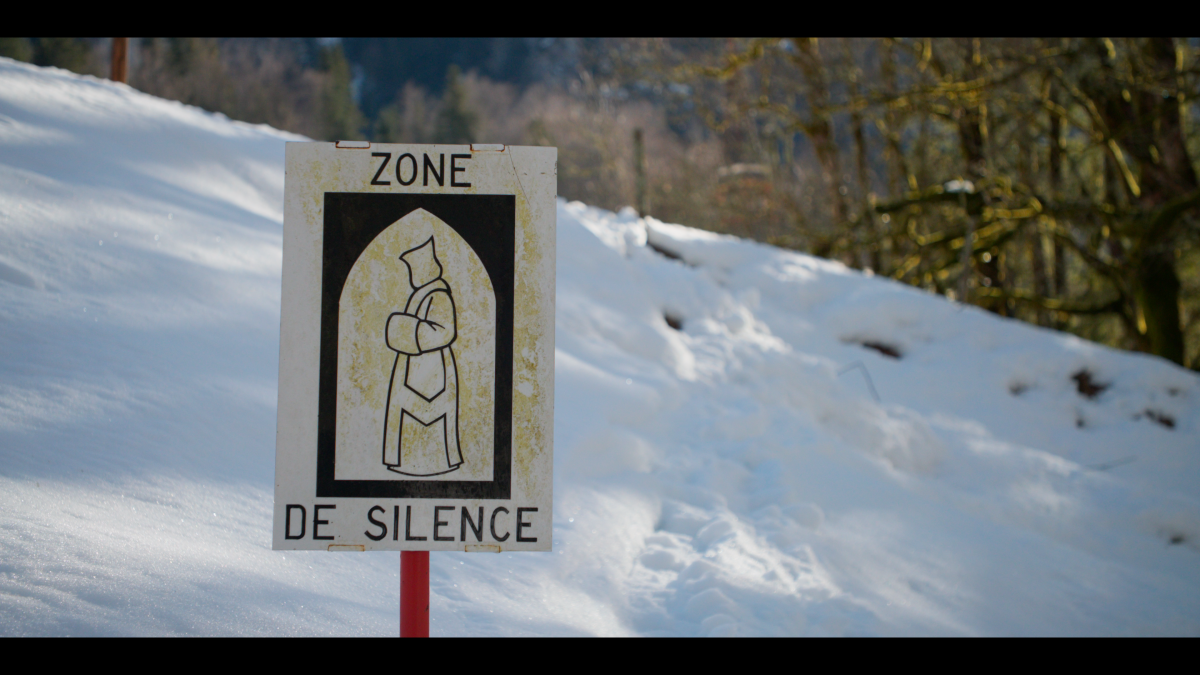 Panneau « Zone de silence » dans un paysage enneigé, illustrant la réflexion du documentaire Précieux Silence(s) sur le silence, l'écoute et la perception.